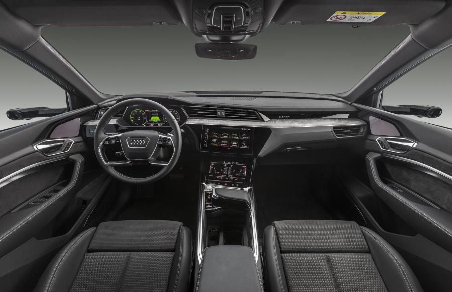 Торпедо Audi e-tron 55 Quattro S-Line 2020 года  (LA) (фото 20 из 36)